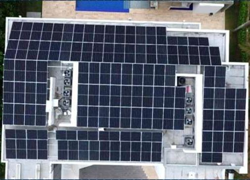Paneles solares instalados sobre la cubierta de un edificio