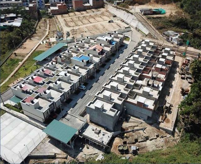 Vista aérea de un urbanismo de vivienda en construcción